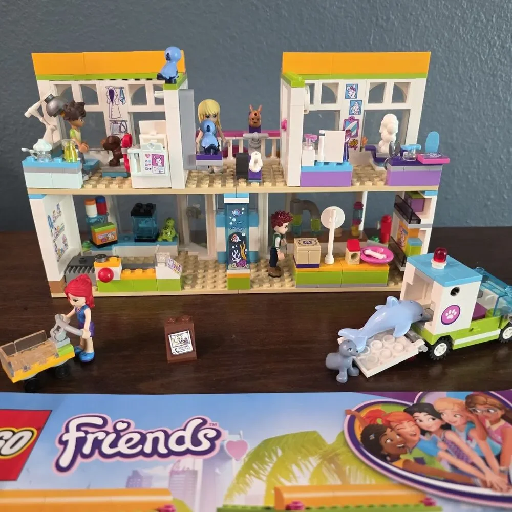 LEGO FRIENDS Heartlake City Pet Centre 41345 & Andrea's Pool Party 41374 READ